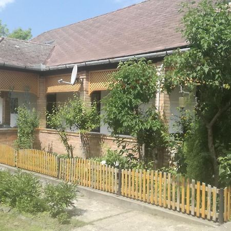 Henrietta Vendégház Domoszlo Exterior foto