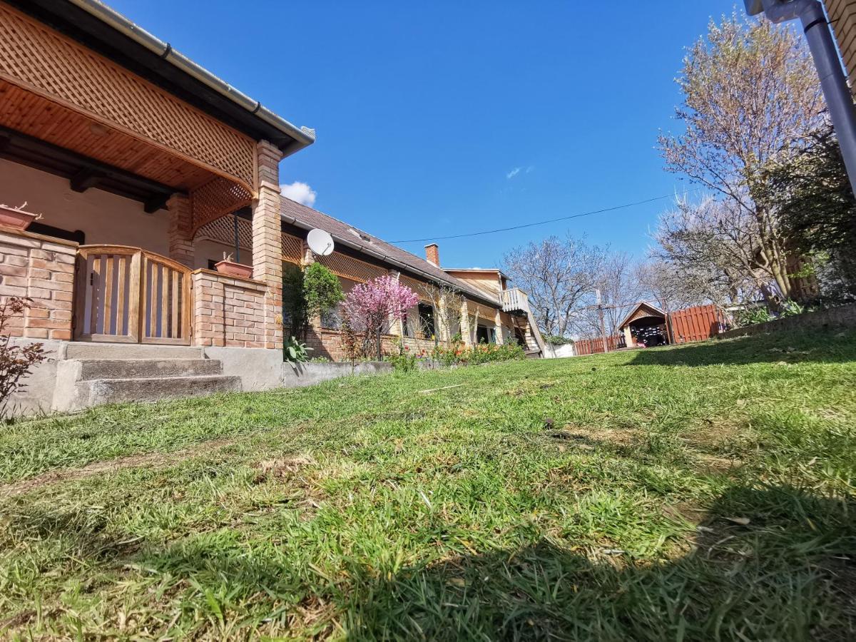 Henrietta Vendégház Domoszlo Exterior foto